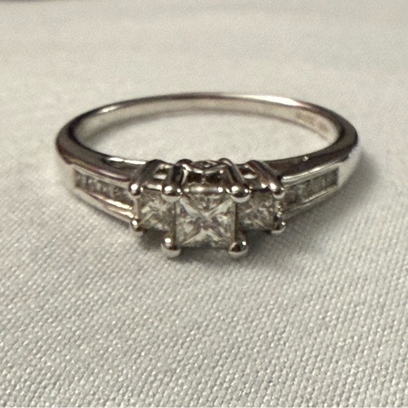 Kay Jewelers 14k white gold diamond ring! - Picture 8 of 13